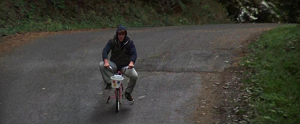 自転車に乗る男